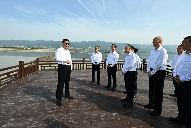 5月16日下昼，，，中共中央总书记、国家主席、中央军委主席习近平在前往陕西西安主持中国－中亚峰会途中，，，在山西运城盐湖考察。。。