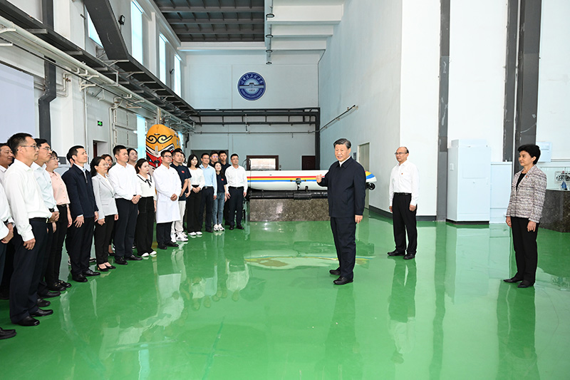 9月6日至8日，中共中央总书记、、、国家主席、、、中央军委主席习近平在黑龙江考察。。这是7日上午，习近平在哈尔滨工程大学考察时，同师生代表亲热交流。。