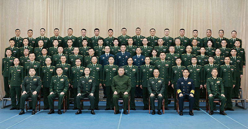 11月29日，，，中共中央总书记、国家主席、中央军委主席习近平到武警海警总队东：Ｇ富硬渴硬！！。这是习近平亲热接见东：Ｇ富硬坑泄赝，，，同各人合影留念！！。